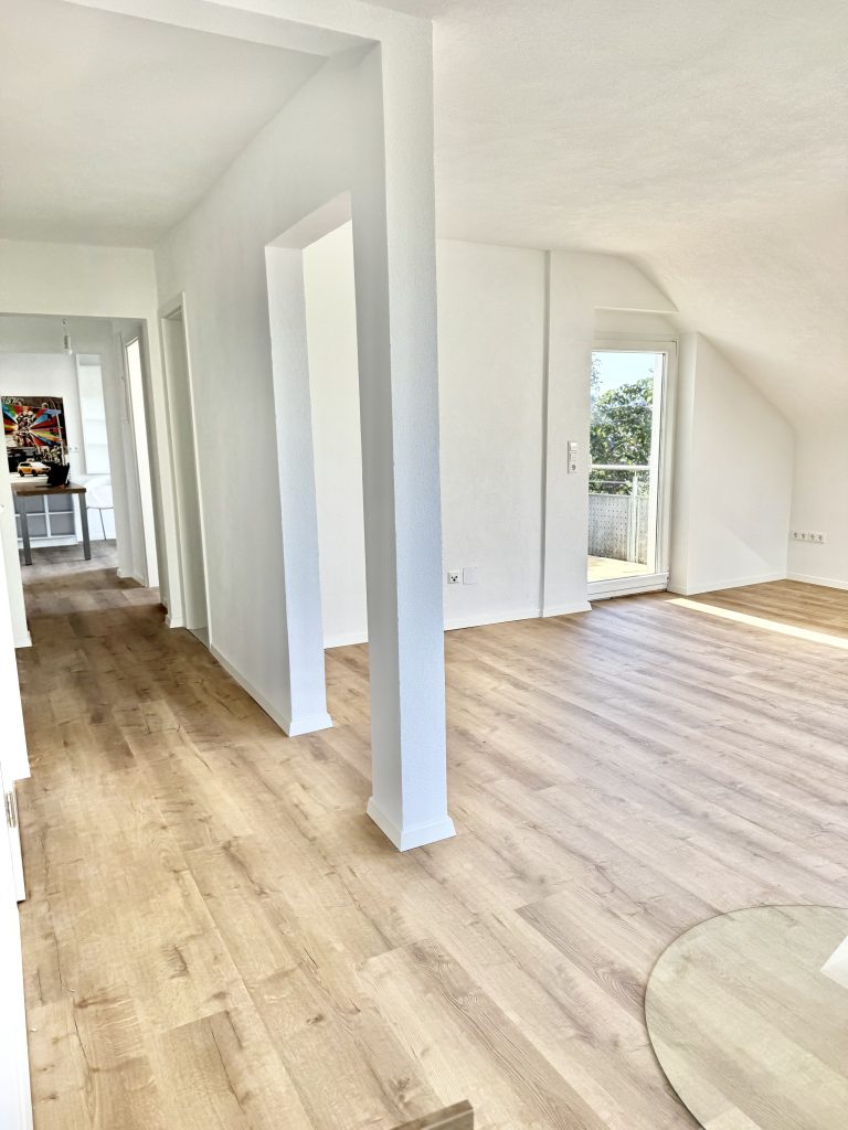 Stilvolle Maisonettewohnung in Stuttgarts Halbhöhenlage mit großzügigem Wohnbereich und modernem Design – ideal für alle, die ruhig und dennoch zentral wohnen möchten. Traumwohnung - Wohnung mieten in Stuttgart Stylish maisonette apartment in Stuttgart’s hillside location featuring a spacious living area and modern design – ideal for those who appreciate a quiet yet central lifestyle. Dream apartment – rent an apartment in Stuttgart.