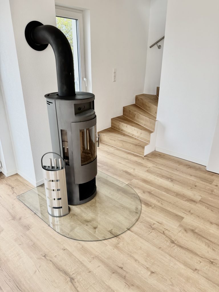 Stilvolle Maisonettewohnung in Stuttgarts Halbhöhenlage mit großzügigem Wohnbereich und modernem Design – ideal für alle, die ruhig und dennoch zentral wohnen möchten. Traumwohnung - Wohnung mieten in Stuttgart Stylish maisonette apartment in Stuttgart’s hillside location featuring a spacious living area and modern design – ideal for those who appreciate a quiet yet central lifestyle. Dream apartment – rent an apartment in Stuttgart.