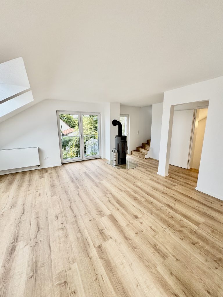 Stilvolle Maisonettewohnung in Stuttgarts Halbhöhenlage mit großzügigem Wohnbereich und modernem Design – ideal für alle, die ruhig und dennoch zentral wohnen möchten. Traumwohnung - Wohnung mieten in Stuttgart Stylish maisonette apartment in Stuttgart’s hillside location featuring a spacious living area and modern design – ideal for those who appreciate a quiet yet central lifestyle. Dream apartment – rent an apartment in Stuttgart.
