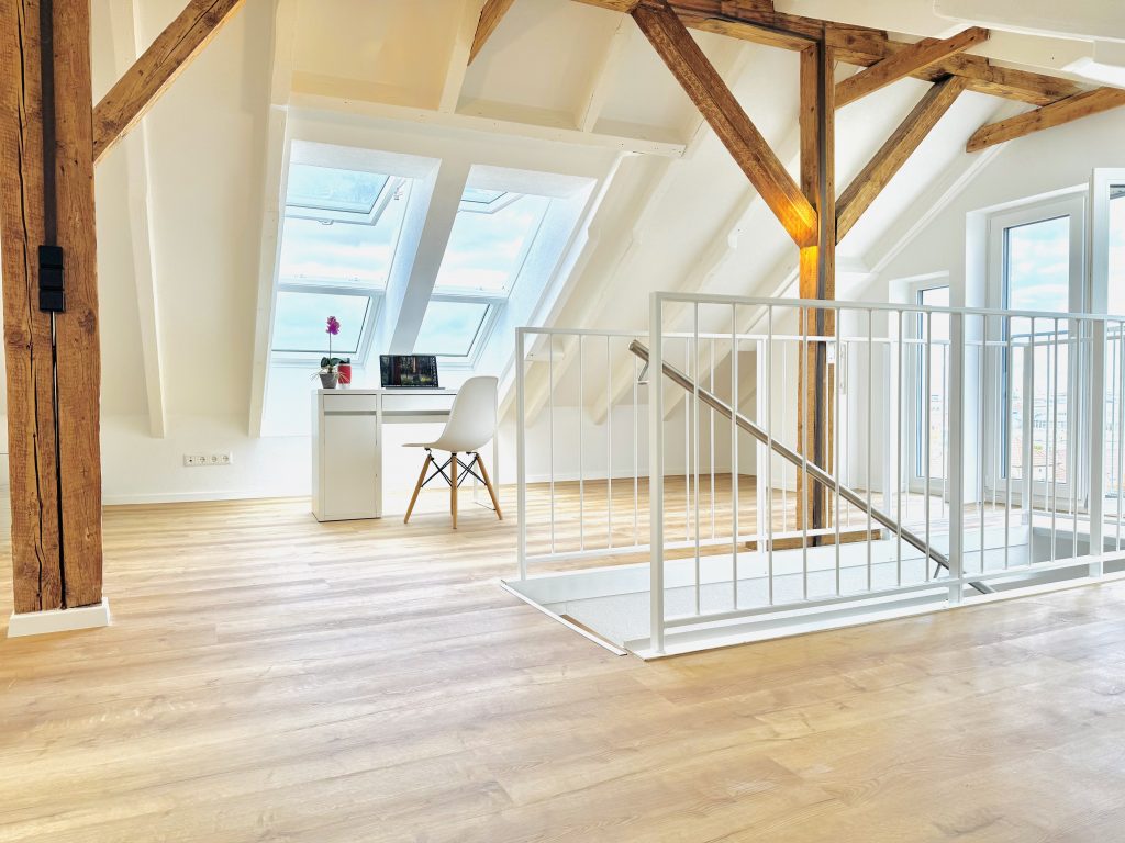 Maisonettewohnung am Killesberg mit Balkon und mit heller Galerie in Halbhöhenlage Maisonette apartment at Killesberg with balcony and bright gallery in a hillside location