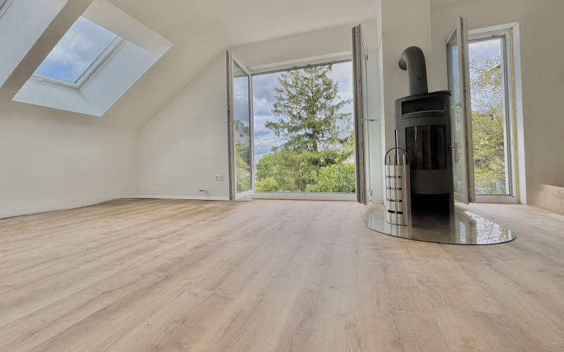 Maisonettewohnung am Killesberg mit Balkon und mit heller Galerie in Halbhöhenlage Maisonette apartment at Killesberg with balcony and bright gallery in a hillside location