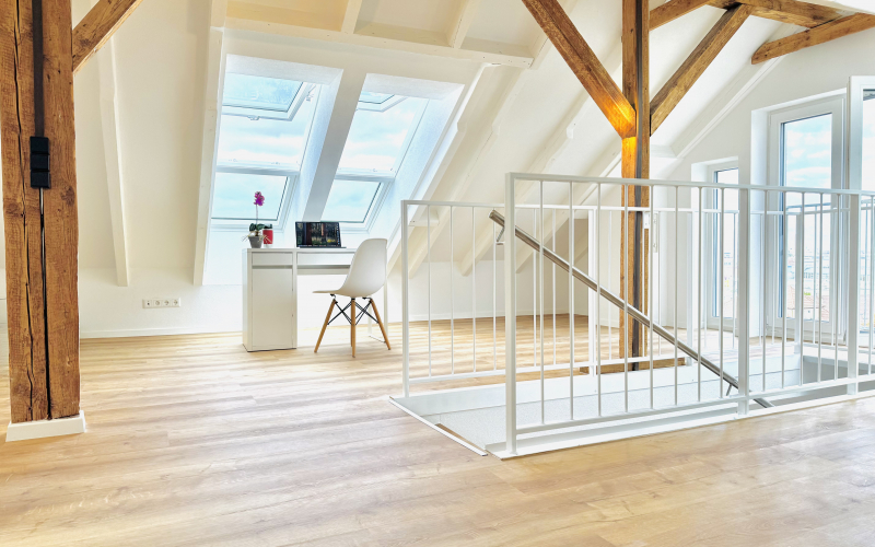 Maisonettewohnung am Killesberg mit Balkon und mit heller Galerie in Halbhöhenlage Maisonette apartment at Killesberg with balcony and bright gallery in a hillside location